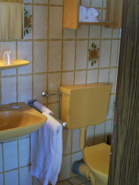 ツヴィーゼル Zum Fliegenden Hollanderゲストハウス 部屋 写真